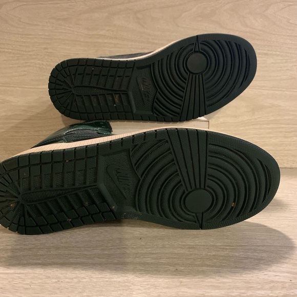 Nike Air Jordan 1 Retro Green - Picture 8 of 10